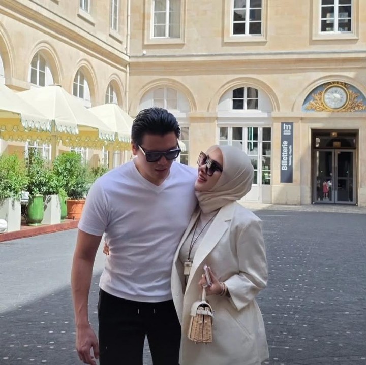 <p>Artis cantik Syahrini kini tengah berbahagia merayakan ulang tahun sang suami tercinta, Reino Barack, yang ke-42 tahun. Melalui akun media sosial pribadinya, Syahrini membagikan pesan penuh cinta dari Paris untuk sang suami di hari spesialnya. (Foto: Instagram @princessyahrini)</p>