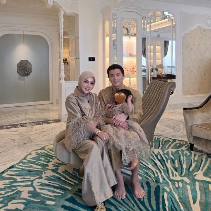 <p>Di usia 42 tahun ini, Reino kini tengah menikmati perannya sebagai orang tua dari satu anak. Saat ini, ia bersama sang istri sibuk mengasuh bayi perempuan yang akrab disapa <em>Baby</em> R. (Foto: Instagram @princessyahrini)</p>