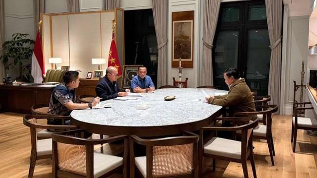 Presiden Prabowo Subianto menerima Menteri Investasi dan Hilirisasi/Kepala Danantara, Bapak Rosan Roeslani di kediaman pribadinya di Kertanegara, Jakarta.