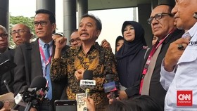 Kejaksaan Negeri Jakarta Selatan (Kejari Jaksel) memutuskan untuk tidak melakukan penahanan terhadap Roy Suryo dan Tifauziah Tyassuma alias dokter Tifa di kasus tudingan ijazah palsu Presiden ke-7 RI, Joko Widodo (Jokowi).