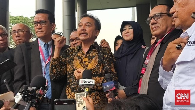 Kejaksaan Negeri Jakarta Selatan (Kejari Jaksel) memutuskan untuk tidak melakukan penahanan terhadap Roy Suryo dan Tifauziah Tyassuma alias dokter Tifa di kasus tudingan ijazah palsu Presiden ke-7 RI, Joko Widodo (Jokowi).