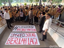 Mahasiswa Unsoed Geruduk Rektorat, Protes Pengiriman Delegasi ke Acara Wapres