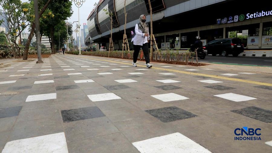 Sejumlah penduduk melintas di akomodasi baru di jalur pedestrian area Setiabudi, Kuningan, Jakarta, pada Senin (22/6/2026).
