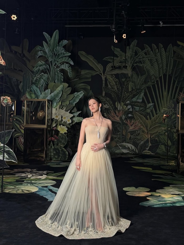 Sementara itu, menurut kabar yang beredar, Jisoo BLACKPINK akan menghadiri peragaan busana Dior Couture Fall-Winter 2026 pada 6 Juli 2026 mendatang. Jadi tidak sabar melihat look pemilik zodiak Capricorn satu ini, ya!/ Foto: instagram.com/sooyaaa__