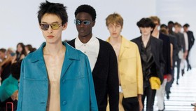 Prada memamerkan koleksi menswear Spring/Summer 2027 di kompleks Fondazione Prada, Milan, Italia.