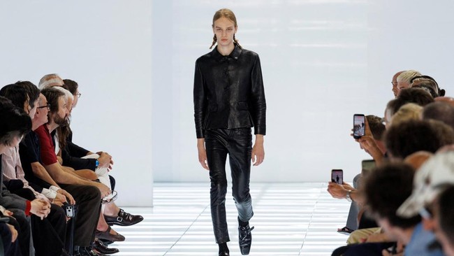 Koleksi Prada Spring/Summer 2027 di Milan Men's Fashion Week, Italia, Minggu (21/6).