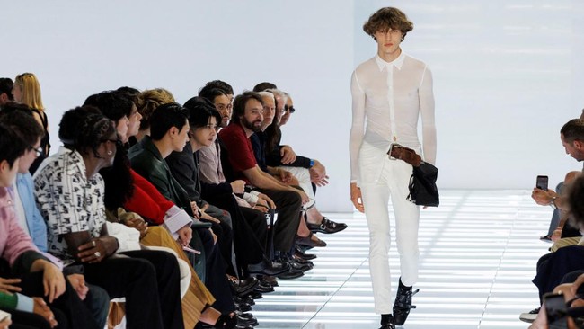 Koleksi Prada Spring/Summer 2027 di Milan Men's Fashion Week, Italia, Minggu (21/6).