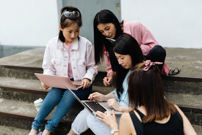 Sirkel pertemanan introvert yang kecil, tapi bisa dipercaya. Sirkel ini sebagai kontrol kualitas baginya.
