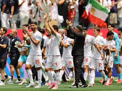 Soccer Football - FIFA World Cup 2026 - Group G - Belgium v Iran - Los Angeles Stadium, Inglewood, California, U.S. - June 21, 2026 Iran's Shahriyar Moghanlou, Shoja Khalilzadeh and teammates applaud their fans after the match REUTERS/Daniel Cole