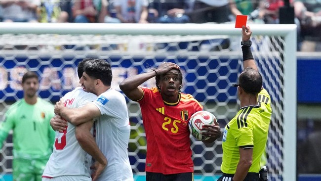 Soccer Football - FIFA World Cup 2026 - Group G - Belgium v Iran - Los Angeles Stadium, Inglewood, California, U.S. - June 21, 2026 Belgium's Nathan Ngoy is shown a red card by referee Dario Herrera IMAGN IMAGES via Reuters/Kirby Lee     TPX IMAGES O