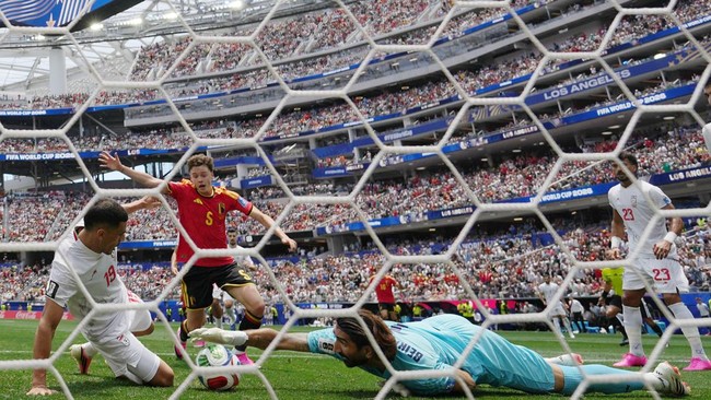 Soccer Football - FIFA World Cup 2026 - Group G - Belgium v Iran - Los Angeles Stadium, Inglewood, California, U.S. - June 21, 2026 Iran's Alireza Beiranvand makes a save IMAGN IMAGES via Reuters/Kirby Lee