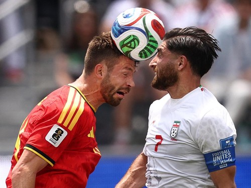 Soccer Football - FIFA World Cup 2026 - Group G - Belgium v Iran - Los Angeles Stadium, Inglewood, California, U.S. - June 21, 2026 Belgium's Brandon Mechele in action with Iran's Alireza Jahanbakhsh IMAGN IMAGES via Reuters/Jessie Alcheh