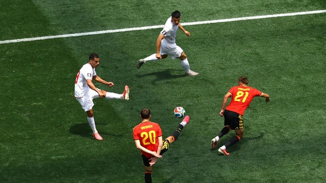 Soccer Football - FIFA World Cup 2026 - Group G - Belgium v Iran - Los Angeles Stadium, Inglewood, California, U.S. - June 21, 2026 Iran's Ali Nemati in action with Belgium's Hans Vanaken and Timothy Castagne REUTERS/Lisi Niesner