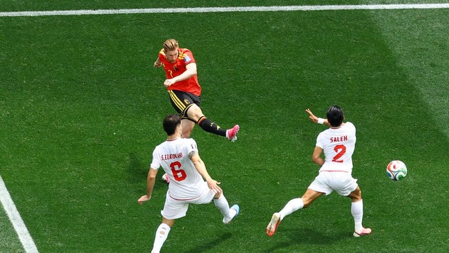 Soccer Football - FIFA World Cup 2026 - Group G - Belgium v Iran - Los Angeles Stadium, Inglewood, California, U.S. - June 21, 2026 Belgium's Kevin De Bruyne in action with Iran's Saeid Ezatolahi and Saleh Hardani as he shoots at goal REUTERS/Lisi Ni