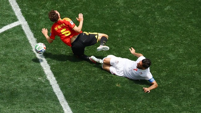 Soccer Football - FIFA World Cup 2026 - Group G - Belgium v Iran - Los Angeles Stadium, Inglewood, California, U.S. - June 21, 2026 Iran's Alireza Jahanbakhsh in action with Belgium's Maxim De Cuyper REUTERS/Lisi Niesner