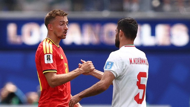 Soccer Football - FIFA World Cup 2026 - Group G - Belgium v Iran - Los Angeles Stadium, Inglewood, California, U.S. - June 21, 2026 Belgium's Timothy Castagne with Iran's Milad Mohammadi after the match IMAGN IMAGES via Reuters/Jessie Alcheh