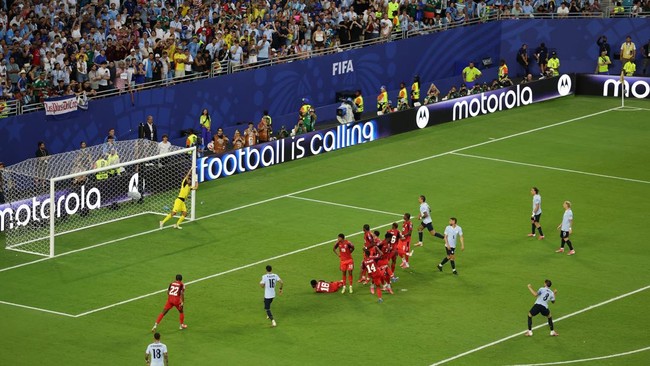 Soccer Football - FIFA World Cup 2026 - Group H -  Uruguay v Cape Verde - Miami Stadium, Miami Gardens, Florida, U.S. - June 21, 2026 Uruguay's Federico Valverde shoots over the crossbar from a free kick REUTERS/Paul Childs
