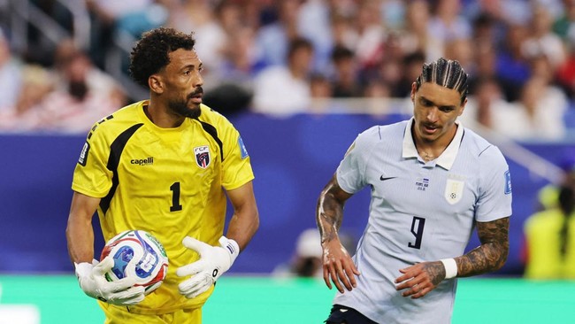 Soccer Football - FIFA World Cup 2026 - Group H -  Uruguay v Cape Verde - Miami Stadium, Miami Gardens, Florida, U.S. - June 21, 2026 Cape Verde's Vozinha with Uruguay's Darwin Nunez REUTERS/Amanda Perobelli