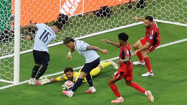 Soccer Football - FIFA World Cup 2026 - Group H -  Uruguay v Cape Verde - Miami Stadium, Miami Gardens, Florida, U.S. - June 21, 2026 Uruguay's Maxi Araujo scores a goal past Cape Verde's Vozinha that was later disallowed REUTERS/Paul Childs