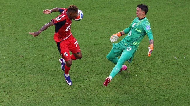 Soccer Football - FIFA World Cup 2026 - Group H -  Uruguay v Cape Verde - Miami Stadium, Miami Gardens, Florida, U.S. - June 21, 2026 Cape Verde's Helio Varela goes past Uruguay's Fernando Muslera before scoring their second goal REUTERS/Paul Childs