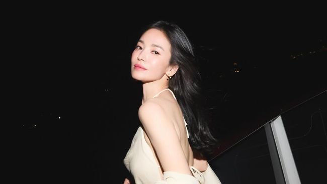 Song Hye Kyo Tampil Elegan Pakai Gaun Satin, Pesonanya Curi Perhatian di Gala Dinner