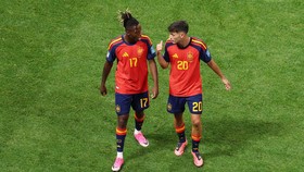 Soccer Football - FIFA World Cup 2026 - Group H - Spain v Saudi Arabia - Atlanta Stadium, Atlanta, Georgia, U.S. - June 21, 2026 Spain's Nico Williams reacts with Pedri REUTERS/Siphiwe Sibeko