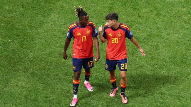 Soccer Football - FIFA World Cup 2026 - Group H - Spain v Saudi Arabia - Atlanta Stadium, Atlanta, Georgia, U.S. - June 21, 2026 Spain's Nico Williams reacts with Pedri REUTERS/Siphiwe Sibeko