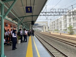 Stasiun KRL JIS Mulai Beroperasi Hari Ini, Peron Bakal Ditambah Tahun Depan