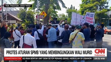 VIDEO: Protes SPMB, Warga Pasuruan Tanam Poster Sindiran