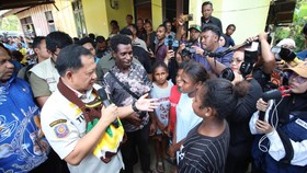 Menteri Dalam Negeri (Mendagri) Muhammad Tito Karnavian meninjau pelaksanaan program Bantuan Stimulan Perumahan Swadaya (BSPS) di Kampung Mosso, Kecamatan Muara Tami, Kota Jayapura, Papua, Minggu (21/6/2026).  Dok. Kemendagri