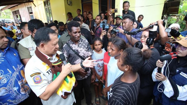 Menteri Dalam Negeri (Mendagri) Muhammad Tito Karnavian meninjau pelaksanaan program Bantuan Stimulan Perumahan Swadaya (BSPS) di Kampung Mosso, Kecamatan Muara Tami, Kota Jayapura, Papua, Minggu (21/6/2026).  Dok. Kemendagri