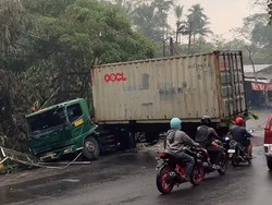 Truk Kontainer Kecelakaan di Kendalpayak Malang