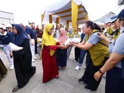 Tzu Chi ASG Salurkan Beras Cinta Kasih ke Warga Prasejahtera di Teluknaga