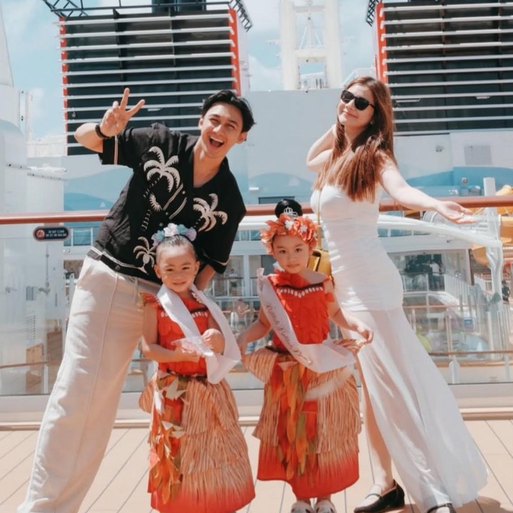 <p>Seperti pada foto yang satu ini, Bible dan Zefanya tampil kompak saat berpose di Disney Cruise. Keduanya terlihat begitu menggemaskan saat mengenakan kostum ala karakter animasi Moana, Bunda. (Foto: Instagram @felicyangelista_)</p>