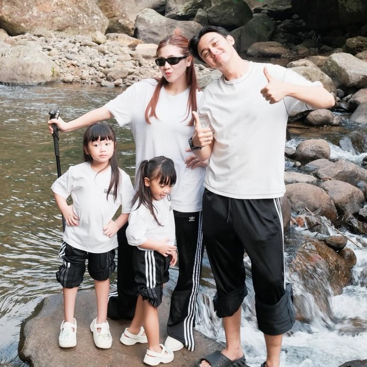 <p>Sejak resmi menikah dengan Caesar Hito pada 9 Januari 2021, Felicya Angelista dikaruniai dua orang putri, Bunda. Keduanya adalah Graziella Bible Emmanuela dan Zefanya Graneth yang kini tumbuh semakin menggemaskan. (Foto: Instagram @felicyangelista_)</p>