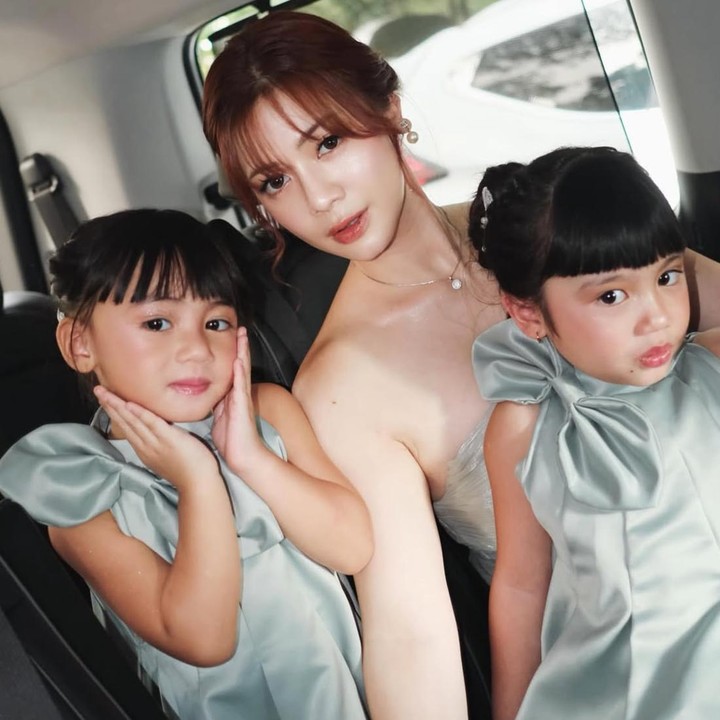 <p>Anak pertamanya, Graziella Bible Emmanuela, lahir pada 9 November 2021. Sementara si bungsu, Zefanya Graneth, lahir pada 20 Desember 2022. Memiliki selisih usia hanya satu tahun, keduanya selalu terlihat kompak dalam berbagai kesempatan. (Foto: Instagram @felicyangelista_)</p>