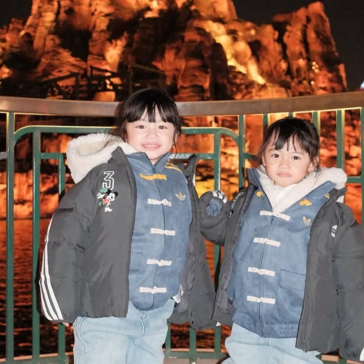 <p>Melihat dari Instagramn-ya, Felicya cukup sering membagikan potret kedua putrinya. Mulai dari momen bermain hingga saat berlibur bersama keluarga. Gaya berpakaian Bible dan Zefanya juga terlihat begitu <em>stylish</em>. Pada foto ini, keduanya tampak mengenakan jaket musim dingin yang serasi saat berlibur ke luar negeri. (Foto: Instagram @felicyangelista_)</p>