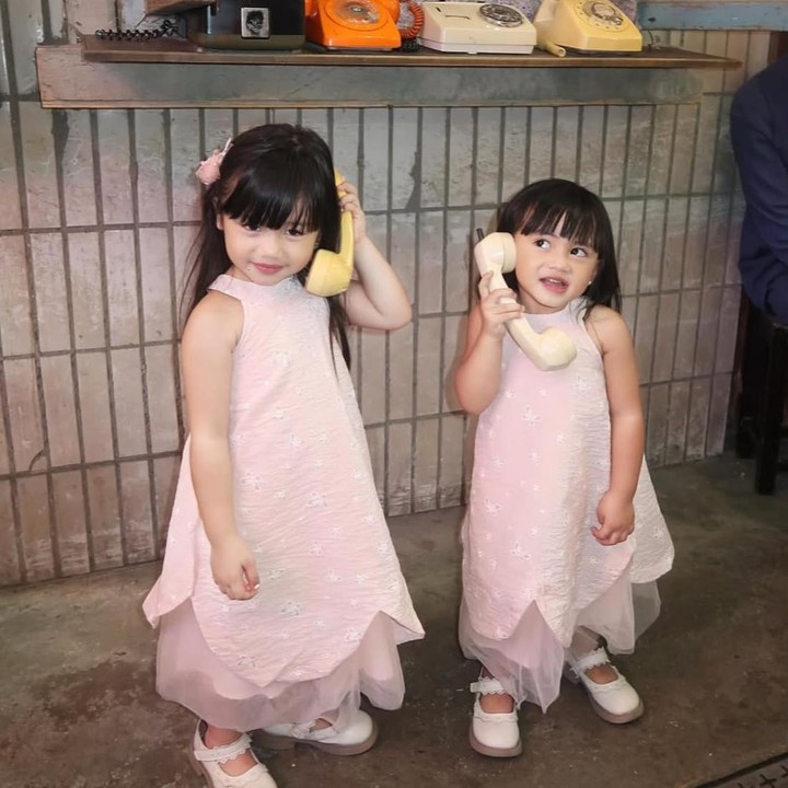 <p>Dalam unggahan lainnya, Bible dan Zefanya tampil cantik saat mengenakan <em>dress</em>&nbsp;yang berwarna pink. Melihat potret ini, tak sedikit netizen merasa gemas hingga menyebut keduanya seperti kembar. "Gemas banget kakak adik ini," kata <em>@neng***</em>. "Malah kelihatan seperti kembar," ungkap <em>@nai***.</em> "Anaknya kayak kembar," tambah <em>@nur***.</em> (Foto: Instagram @felicyangelista_)</p>