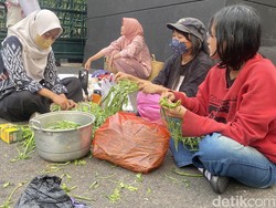 Perempuan di Semarang Kritik Progam MBG Sambil Masak