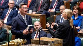 British new Member of Parliament (MP) for Makerfield, Andy Burnham, is sworn in at the House of Commons, in London, Britain, June 22, 2026. © House of Commons/Handout via REUTERS THIS IMAGE HAS BEEN SUPPLIED BY A THIRD PARTY. MANDATORY CREDIT. IMAGE