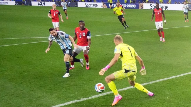 Soccer Football - FIFA World Cup 2026 - Group J - Argentina v Austria - Dallas Stadium, Arlington, Texas, U.S. - June 22, 2026 Argentina's Lionel Messi in action with Austria's David Alaba and Alexander Schlager REUTERS/Hannah Mckay