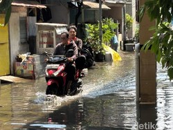 5 Jam Hujan Reda, Banjir di Nginden Surabaya Masih Sebetis Orang Dewasa