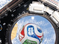 Video: Aksi Astronaut NASA Uji Bola Piala Dunia di Luar Angkasa