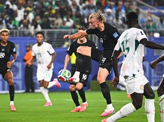Jersey Bola Bukan Cuma buat Nonton, Ini 3 Pilihan yang Bisa Jadi Outfit Harian