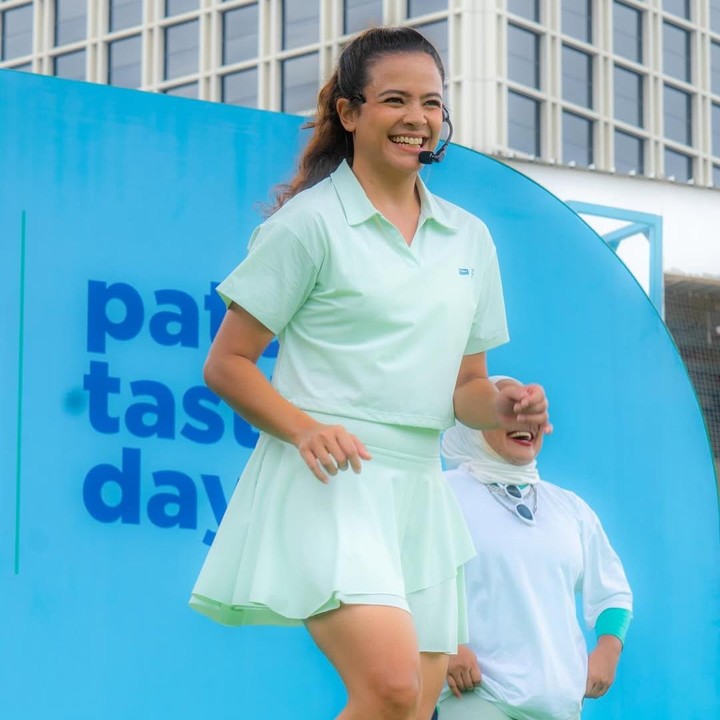 <p>Kecintaan Cantika dengan olahraga juga membuatnya memilih karier sebagai instruktur zumba dan senam cardio. Perempuan kelahiran Jakarta ini sering diundang di acara kebugaran untuk menjadi instruktur. Beberapa waktu lalu, Cantika bahkan sempat terpilih menjadi juri senam dalam sebuah acara yang cukup besar. (Foto: Instagram @cantikafelder)</p>