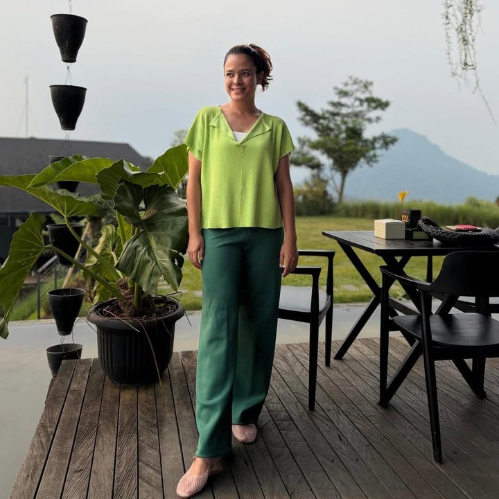 <p>Sebelum memulai karier sebagai instruktur olahraga, Cantika dikenal karena bakat menyanyinya. Finalis GADIS Sampul tahun 2004 ini memulai karier sebagai penyanyi cilik. Selama berkarier, sang Bunda selalu menemani dan memberikan dukungan, tetapi tetap memintanya fokus pada pendidikan. "Awalnya aku yang pengin nyanyi. Aku ngomong ke Mama. Akhirnya kita bikin kesepakatan, boleh nyanyi dan <em>show</em> ke luar kota, tapi sekolah tetap nomor satu," kata Cantika dlam acara <em>OTW</em> di Trans 7, belum lama ini. (Foto: Instagram @cantikafelder)</p>