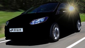 Nippon Paint di Chinaa membuat cat hitam yang 99,9 persen tak memantulkan cahaya.