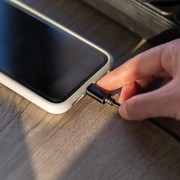 4 Kebiasaan yang Membuat Charger Ponsel Cepat Rusak