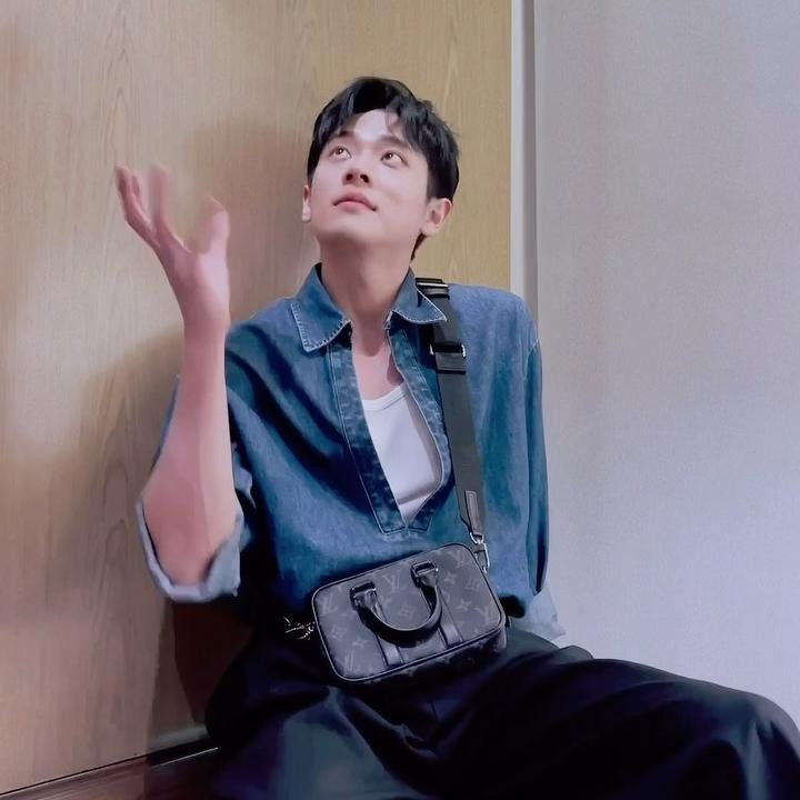 <p>Cheng&nbsp;Lei sendiri mengawali debutnya sebagai aktor dalam dalam film &lsquo;<em>You are My Contra&rsquo;</em> pada 2018. Sejak itu, ia mulai mendapat tawaran peran dalam banyak serial. Berkat kemampuannya, Cheng Lei berhasil memenangkan Penghargaan Aktor Potensial Tahunan di iQiyi Scream Night 2024.&nbsp;(Foto: Instagram @lllleiiii_)</p>
