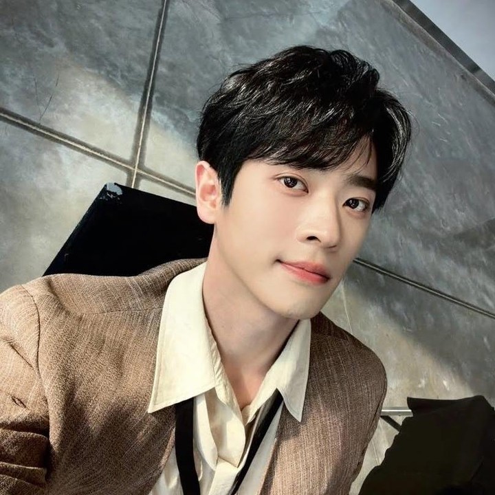 <p>Bunda yang suka nonton drama China mungkin sudah tidak asing lagi dengan aktor tampan yang satu ini, bukan? Yang Huixiang atau lebih dikenal Cheng Lei belakangan ini tengah mencuri perhatian publik. (Foto: Instagram @lllleiiii_)</p>